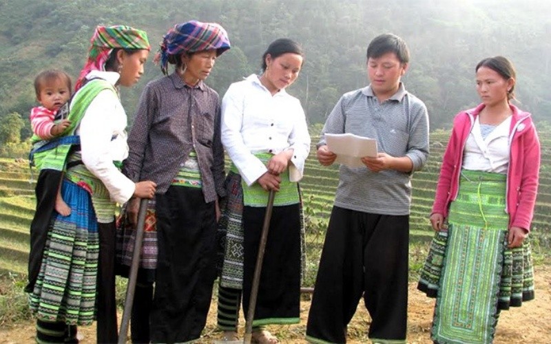 Cán bộ thôn Tà Xùa, xã Bản Công, huyện Trạm Tấu, tỉnh Yên Bái tuyên truyền pháp luật cho người dân. (Ảnh minh họa)