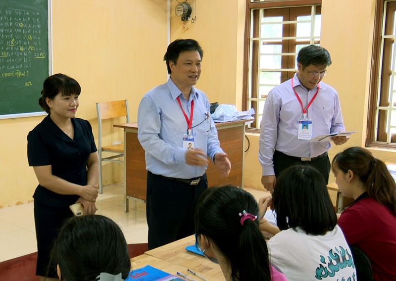 Thứ trưởng Giáo dục và Đào tạo Nguyễn Hữu Độ kiểm tra công tác thi tốt nghiệp tại tỉnh Hà Nam.