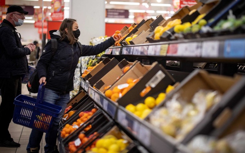 Người dân mua hàng tại một siêu thị ở Pháp. (Nguồn: AFP/TTXVN)