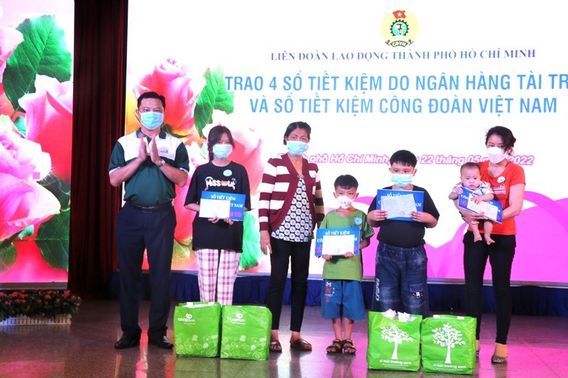 Liên đoàn Lao động Thành phố Hồ Chí Minh và các đơn vị trao sổ tiết kiệm Công đoàn Việt Nam cho trẻ mồ côi do Covid-19 ngày 22/5/2022 (Ảnh minh họa: Quý Hiền).