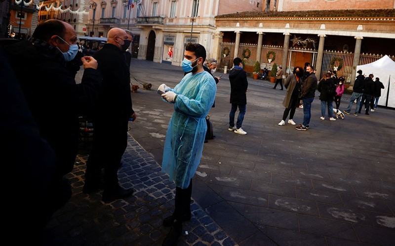 Người dân xếp hàng làm xét nghiệm Covid-19 tại Rome, Italia, ngày 31/12/2021. (Ảnh: Reuters)