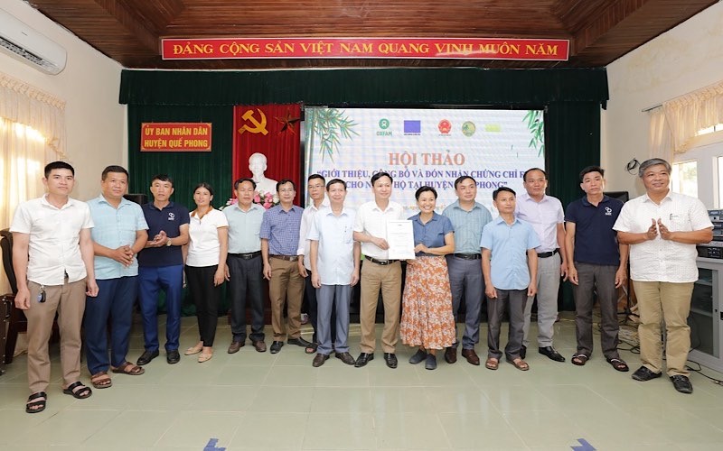 Trao chứng chỉ FSC cho các nhóm hộ dân trồng Lùng ở Đồng Văn (Quế Phong).