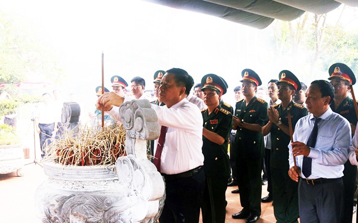 Đồng chí Nguyễn Trọng Nghĩa dâng hương viếng các liệt sĩ Trạm thông tin A69 tại hang Lèn Hà.