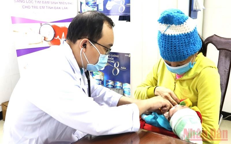 Bác sĩ Bệnh viện Tim Tâm Đức đến từ TP Hồ Chí Minh khám sàng lọc bệnh tim cho trẻ em nghèo ở Đắk Lắk.