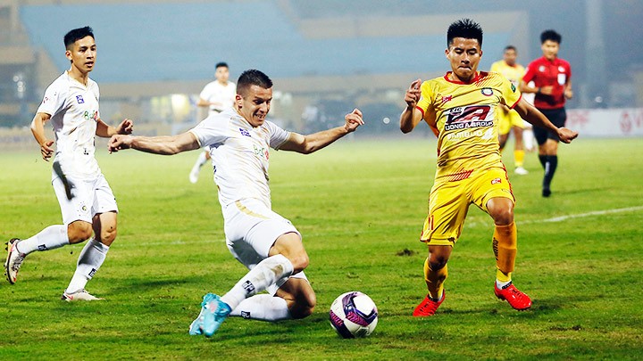 CLB Hà Nội (trái) là một trong những ứng cử viên cho chức vô địch V.League mùa này. Ảnh: KHIẾU MINH