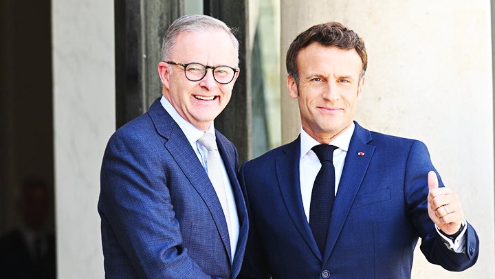 Tổng thống Macron (phải) tiếp đón Thủ tướng Albanese tại Điện Elysee. Ảnh: FRANCE24