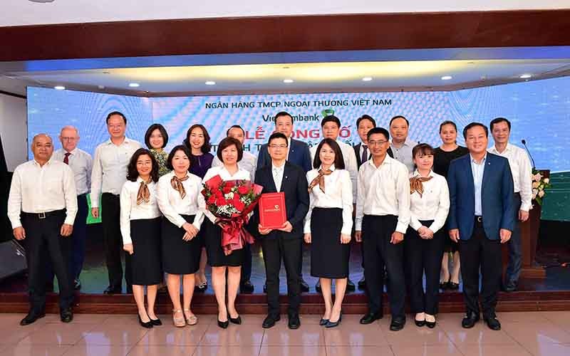 Ban lãnh đạo Vietcombank chụp hình cùng Giám đốc Khối Vận hành và các trưởng đơn vị thuộc Khối Vận hành.
