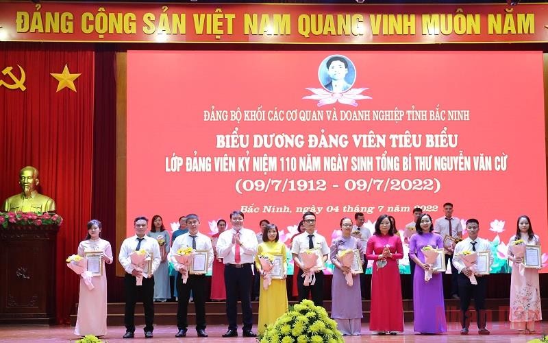Đảng ủy Khối các Cơ quan và Doanh nghiệp tỉnh Bắc Ninh tuyên dương các đảng viên trẻ tiêu biểu.