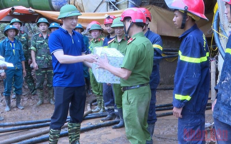 Đồng chí Lê Khánh Hòa, Bí thư Huyện ủy Nậm Pồ động viên các lực lượng tham gia cứu hộ, tìm kiếm người bị lũ cuốn.