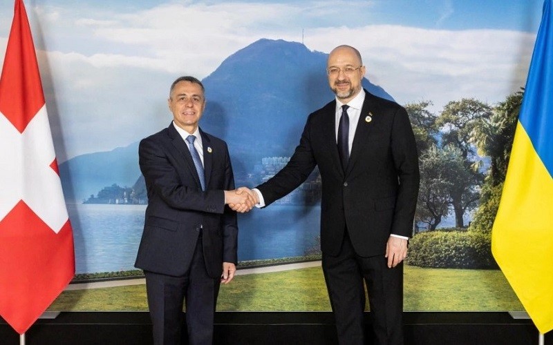 Tổng thống Thụy Sĩ Ignazio Cassis (trái) chào mừng Thủ tướng Ukraine Denys Shmyhal đến dự Hội nghị tái thiết Ukraine, Lugano, Thụy Sĩ, ngày 4/7/2022. (Ảnh: REUTERS)