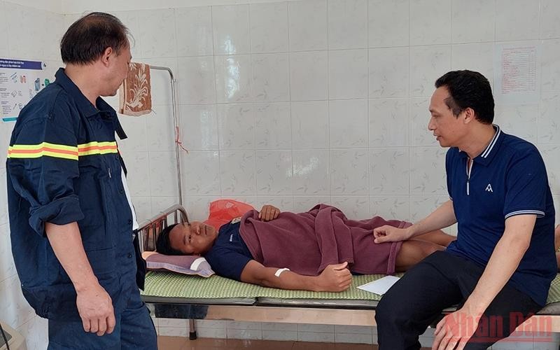 Bí thư Huyện ủy Nậm Pồ Lê Khánh Hòa thăm chiến sĩ Phòng Cảnh sát Phòng cháy chữa cháy bị ngạt khí trong khi cứu hộ.