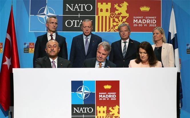 Ngoại trưởng Thổ Nhĩ Kỳ Mevlut Cavusoglu (bìa trái, hàng dưới), Ngoại trưởng Phần Lan Pekka Haavisto (giữa, hàng dưới) và người đồng cấp Thuỵ Điển Ann Linde ký bản ghi nhớ tại Hội nghị thượng đỉnh NATO ở Madrid, Tây Ban Nha, ngày 28/6/2022. (Ảnh: AFP/TTXVN)