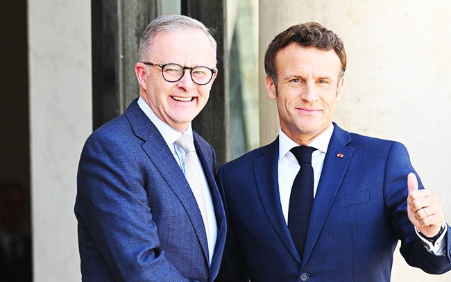 Tổng thống Macron (phải) tiếp đón Thủ tướng Albanese tại Điện Elysee. (Ảnh: FRANCE24)