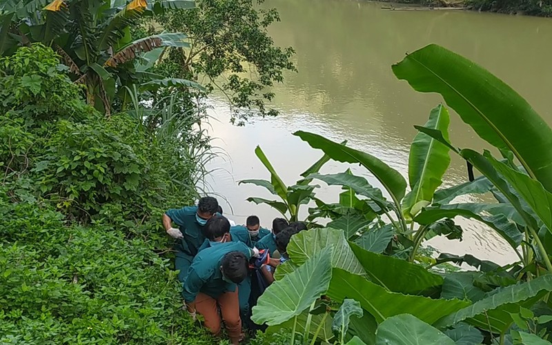 Lực lượng tìm kiếm đưa thi thể nạn nhân Dương Văn Quyền lên bờ.