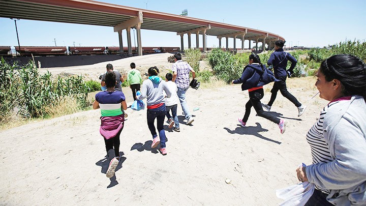 Một nhóm người di cư bất hợp pháp đang tìm cách vượt biên vào Mỹ. Ảnh: CNN