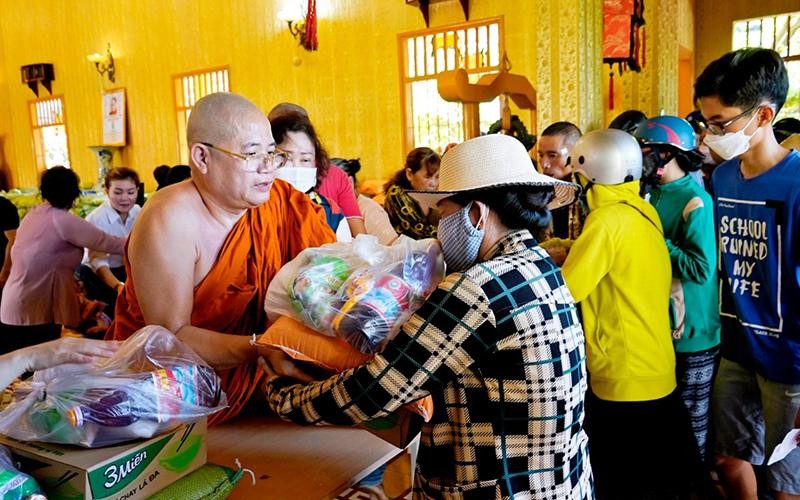 Một hoạt động từ thiện của Giáo hội Phật giáo Việt Nam trong mùa Covid. (Ảnh Lâm Huy)