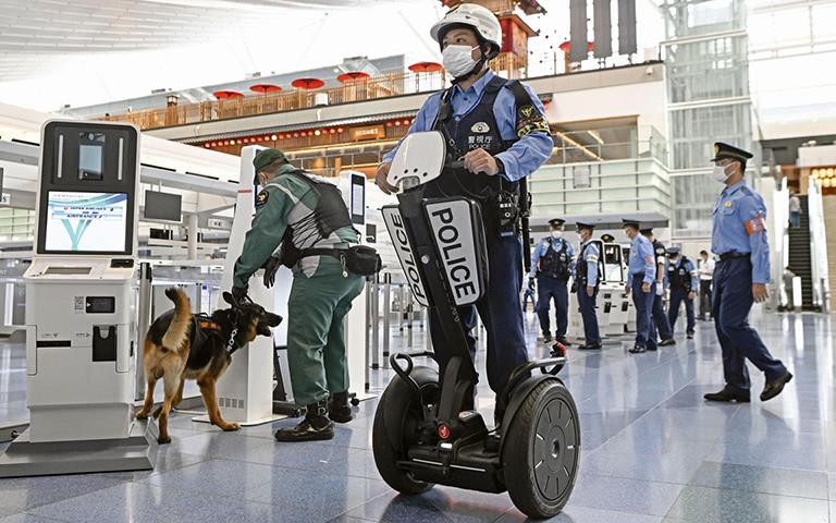 Cảnh sát Nhật Bản tuần tra tại sân bay Haneda ở thủ đô Tokyo. (Ảnh VCG)