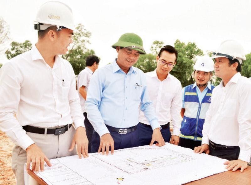 Phó Bí thư Tỉnh ủy, Chủ tịch Ủy ban nhân dân tỉnh Quảng Trị Võ Văn Hưng kiểm tra thực địa Dự án Nhà máy sản xuất Inox và thép hợp kim ở Khu kinh tế Đông Nam