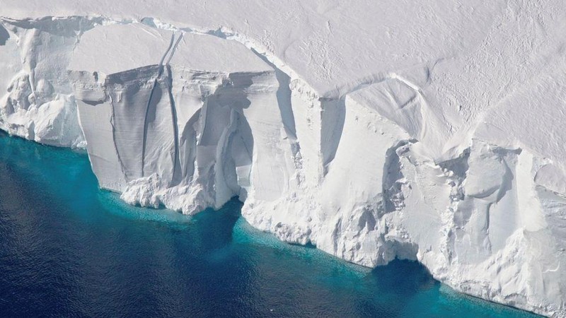 Các vết nứt xuất hiện ở vùng rìa của thềm băng Getz cao 60m ở Nam Cực. (Ảnh: Reuters)