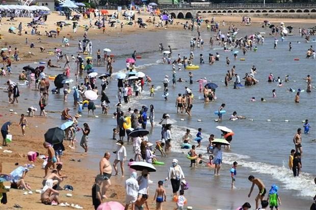 Người dân tắm biển tránh nóng tại Sơn Đông, Trung Quốc ngày 1/8/2022. (Ảnh: AFP/TTXVN) 