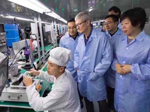 Giám đốc điều hành Tập đoàn Apple Tim Cook thăm nhà máy sản xuất các sản phẩm của tập đoàn này tại Việt Nam. (Nguồn: MacRumors) 