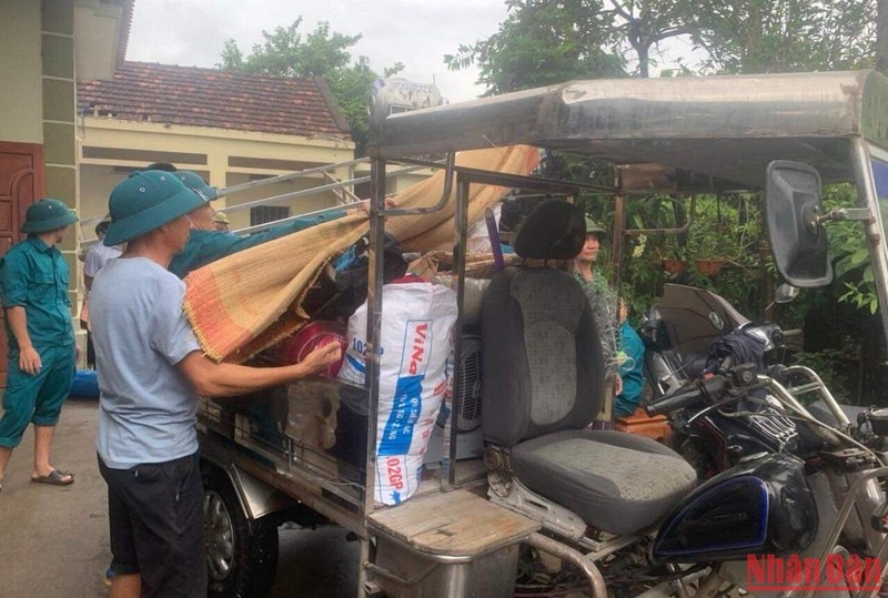 Mưa lũ khiến nhiều nhà dân ở Phú Thọ phải di dời khẩn cấp.