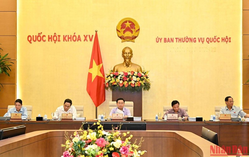 Chủ tịch Quốc hội Vương Đình Huệ cùng các Phó Chủ tịch Quốc hội dự Phiên họp chuyên đề pháp luật tháng 9 của Ủy ban Thường vụ Quốc hội. 