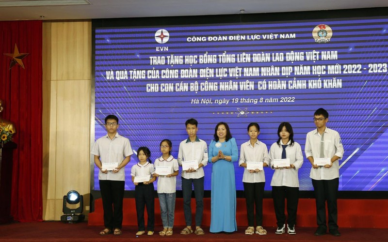 Công đoàn Ðiện lực Việt Nam trao học bổng và quà tặng con em người lao động có hoàn cảnh khó khăn nhân dịp năm học mới. 