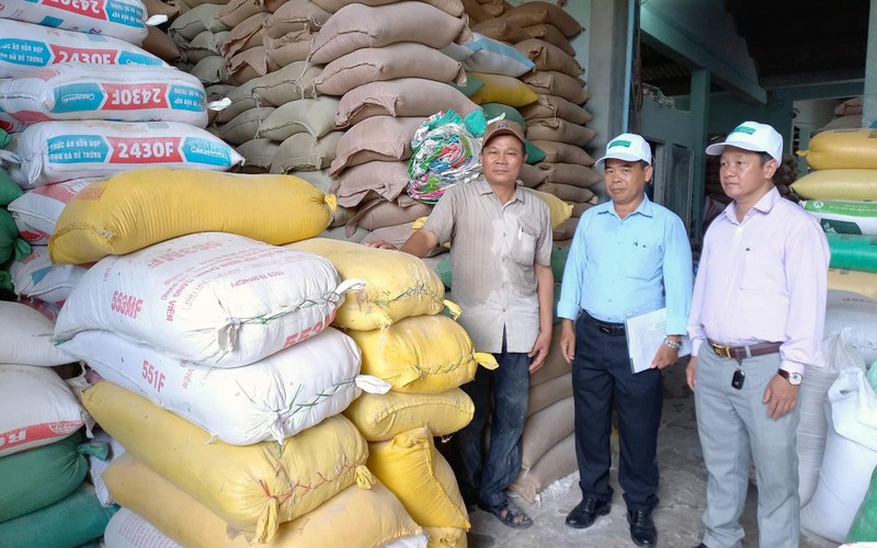 Mỗi năm, anh Ðồng Phước Tào (ngoài cùng bên trái) thu mua, cung cấp cho thị trường khoảng 7 tấn nông sản. (Ảnh TẤN NGUYÊN) 