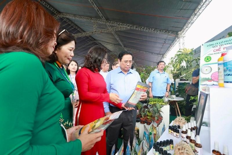 Thủ tướng Chính phủ Phạm Minh Chính đi thăm các gian hàng giới thiệu sản phẩm là thành quả của ứng dụng khoa học công nghệ tại Học viện Nông nghiệp Việt Nam.