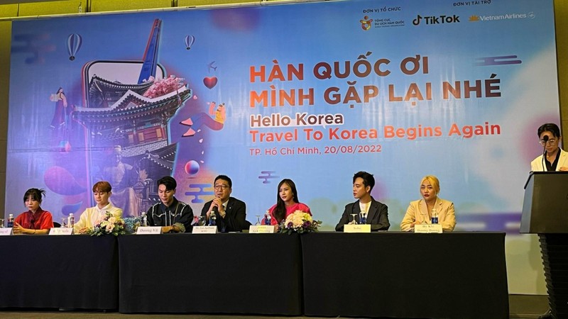Đại diện Tổng cục Du lịch Hàn Quốc tại Việt Nam, các Tiktoker trả lời câu hỏi của phóng viên tại buổi họp báo.