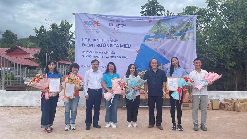 Ông Nguyễn Quang Hưng, Bí thư Huyện ủy Mường Nhé tặng hoa cảm ơn các đơn vị tài trợ hai điểm trường. 