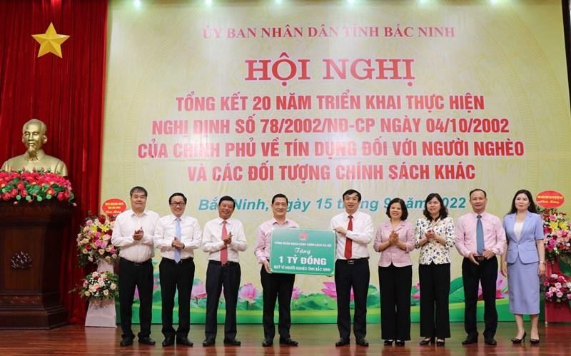 Lãnh đạo Ngân hàng Chính sách xã hội Việt Nam tặng 1 tỷ đồng cho Quỹ người nghèo tỉnh Bắc Ninh.