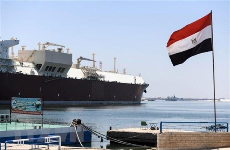 Tàu thuyền đi lại qua Kênh đào Suez, Ai Cập. (Ảnh: AFP/TTXVN)