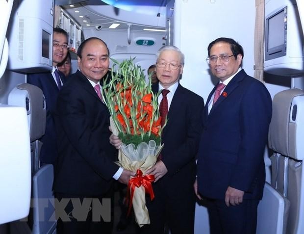 Chủ tịch nước Nguyễn Xuân Phúc, Thủ tướng Chính phủ Phạm Minh Chính đón và tặng hoa Tổng Bí thư Nguyễn Phú Trọng. (Ảnh: TTXVN) 