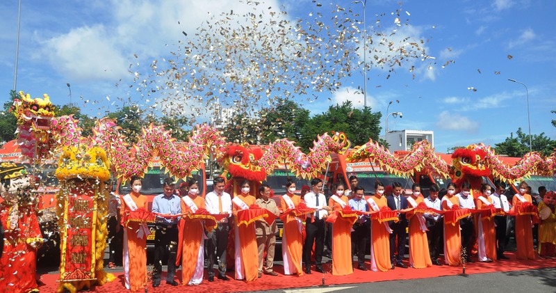 Cắt băng khai trương tuyến xe buýt liên tỉnh Thành phố Hồ Chí Minh-Long An-Tiền Giang. 