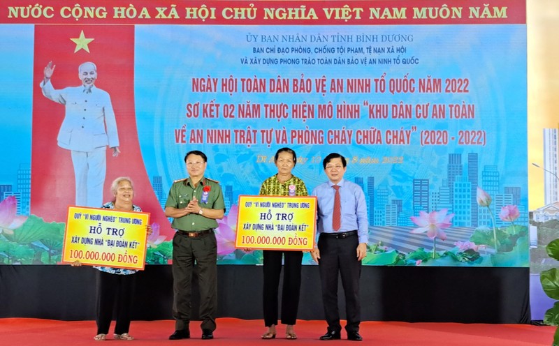 Phó Chủ tịch Ủy ban Trung ương Mặt trận Tổ quốc Việt Nam Nguyễn Hữu Dũng và đại diện Bộ Công an trao hỗ trợ xây dựng nhà Đại đoàn kết cho hộ nghèo.