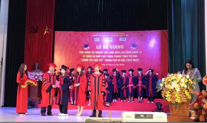 Sinh viên khóa 10 của Trường Cao đẳng nghề Công nghệ cao Hà Nội nhận bằng tốt nghiệp.