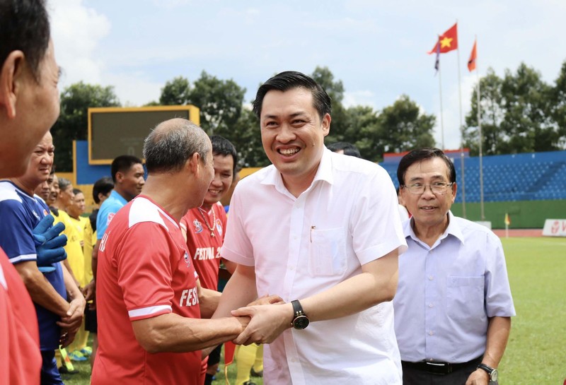 Phó Chủ tịch VFF Cao Văn Chóng gửi lời chào mừng các cựu cầu thủ tham dự Festival. 