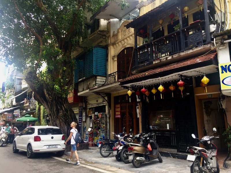 Phố cổ Hà Nội hấp dẫn khách du lịch nhờ vẻ đẹp văn hóa, kiến trúc truyền thống.