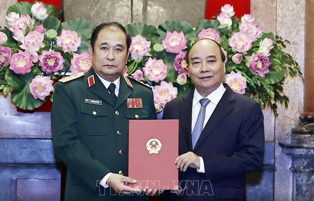 Chủ tịch nước Nguyễn Xuân Phúc trao Quyết định thăng quân hàm Thượng tướng cho đồng chí Phùng Sĩ Tấn