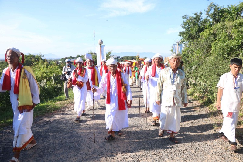 Các chức sắc Chăm rước Y trang của vua Pô Rô Mê từ huyện ninh Phước lên Tháp Pô Klong Grai để thực hiện nghi thức cúng lễ.
