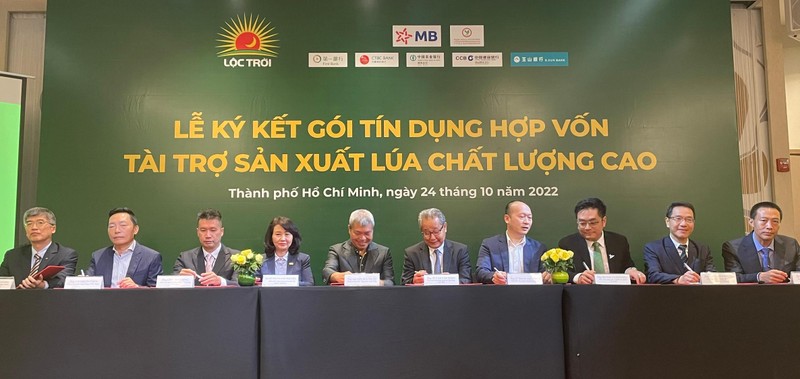 Đại diện Tập đoàn Lộc Trời và 7 ngân hàng ký kết hợp đồng tín dụng mở rộng sản xuất lúa chất lượng cao.