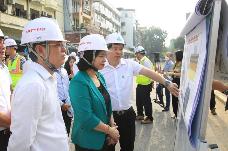 Phó Bí thư Thường trực Thành ủy Hà Nội Nguyễn Thị Tuyến kiểm tra thực địa tại khu vực ga ngầm S11.