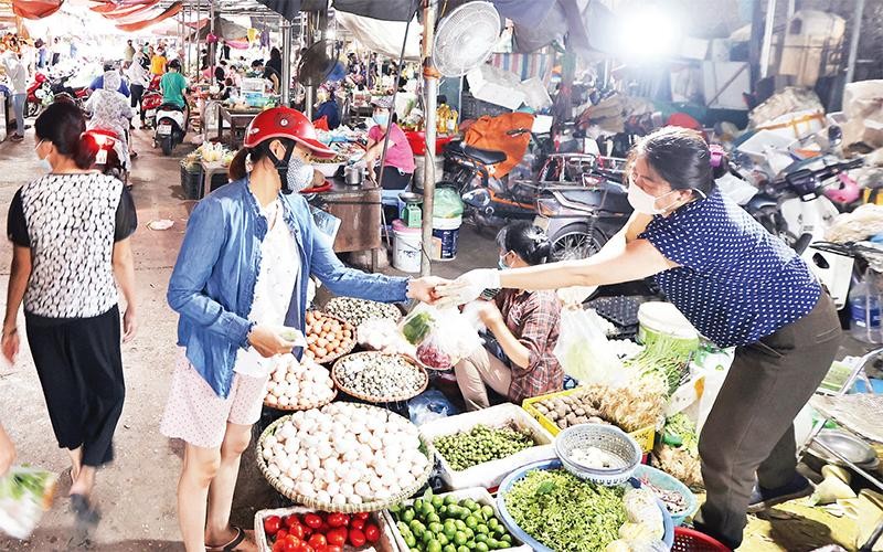Hoạt động kinh doanh, buôn bán tại chợ Nhật Tân, quận Tây Hồ. (Ảnh MINH SƠN)