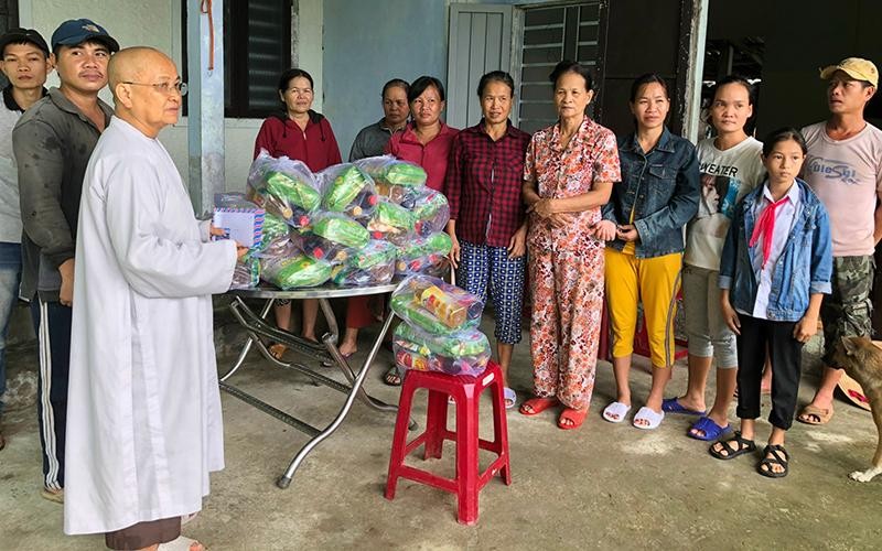 Sư cô chùa Phước Sơn (xã Lộc Trì) trao quà cho bà con người Mường ở Khe Su.