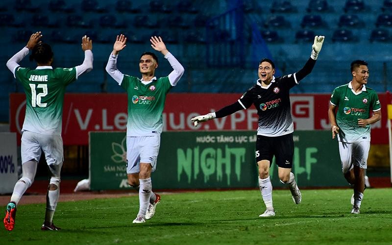 Niềm vui của các cầu thủ đội Bình Định FC sau khi giành chiến thắng trước đội Viettel bằng loạt sút luân lưu 11m. (Ảnh TRẦN HẢI)