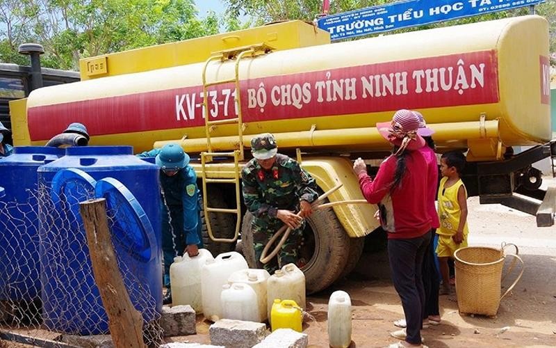 Bộ Chỉ huy quân sự tỉnh Ninh Thuận cung cấp nước sạch cho người dân vùng hạn. (Ảnh Danh TÀI)