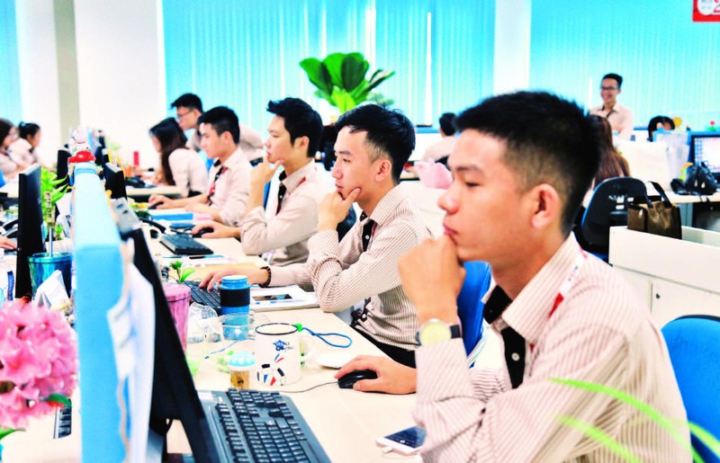 Nhân viên Công ty cổ phần MISA tại Thành phố Hồ Chí Minh hỗ trợ khách hàng triển khai chuyển đổi số ứng dụng hóa đơn điện tử. (Ảnh: ANH TUẤN)