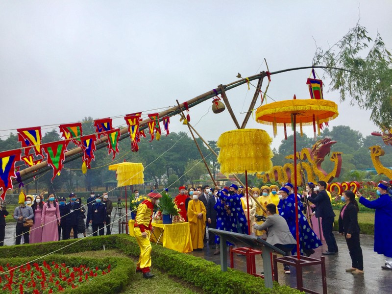Khôi phục Lễ dựng cây nêu tại Hoàng thành Thăng Long.